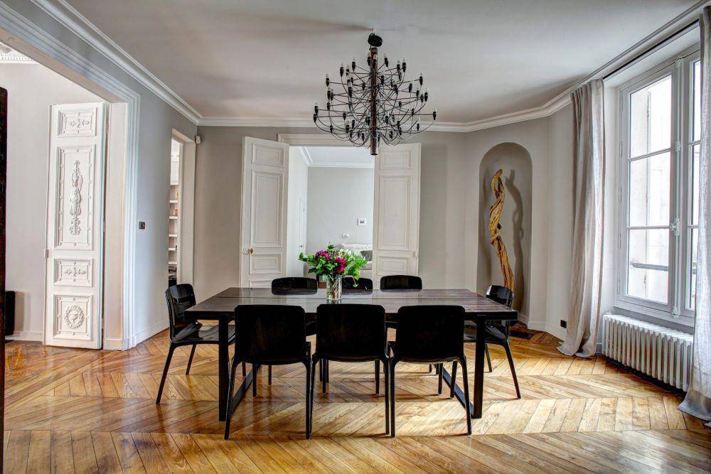 Ide dekorasi ruang makan dengan chandelier (unsplash.com/yann maignan)