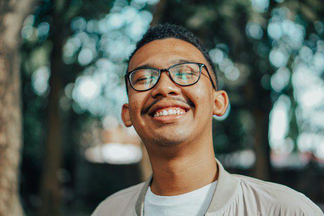 ilustrasi merasa bahagia (unsplash.com/Fakhri Labib)