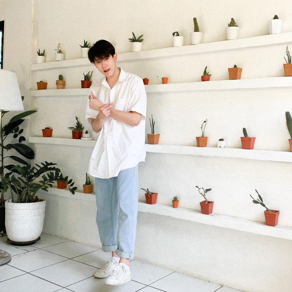 outfit nuansa putih ala Book Kasidet (instagram.com/kasibook_)