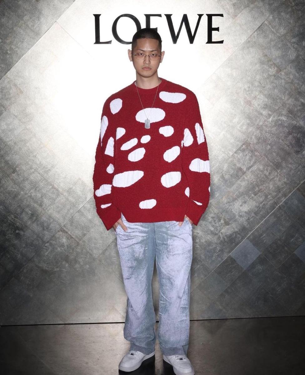 Paduan sweater ala Blase (instagram.com/shinyoungduck)