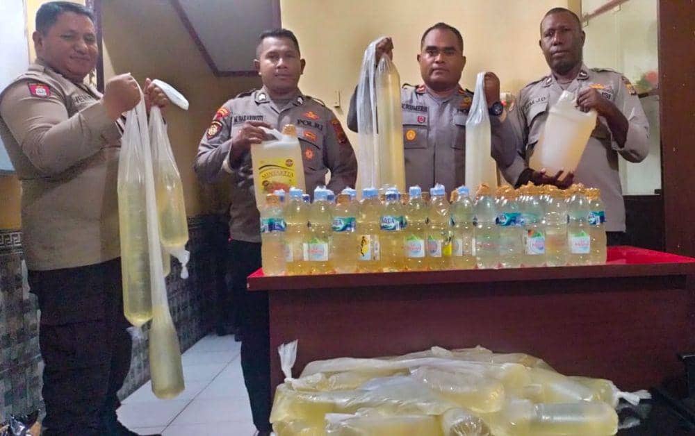 Polisi Mimika Sita Ratusan Liter Miras Sopi di KM Tatamailau
