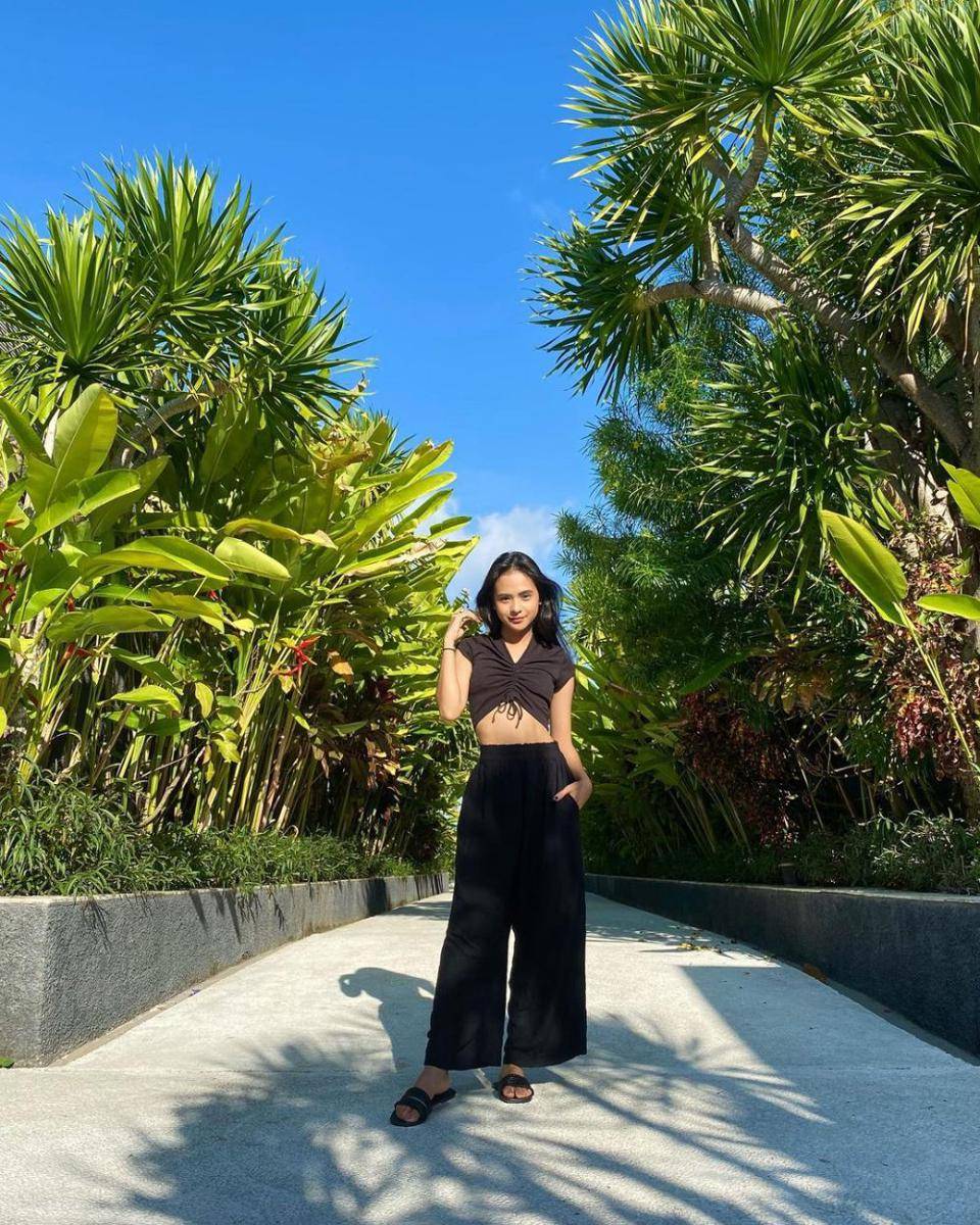 ide outfit liburan ala Cathy Fakandi (instagram.com/cathyfakandi)