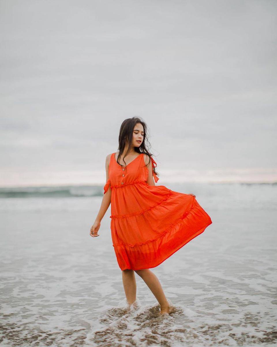 ide outfit liburan ala Cathy Fakandi (instagram.com/cathyfakandi)