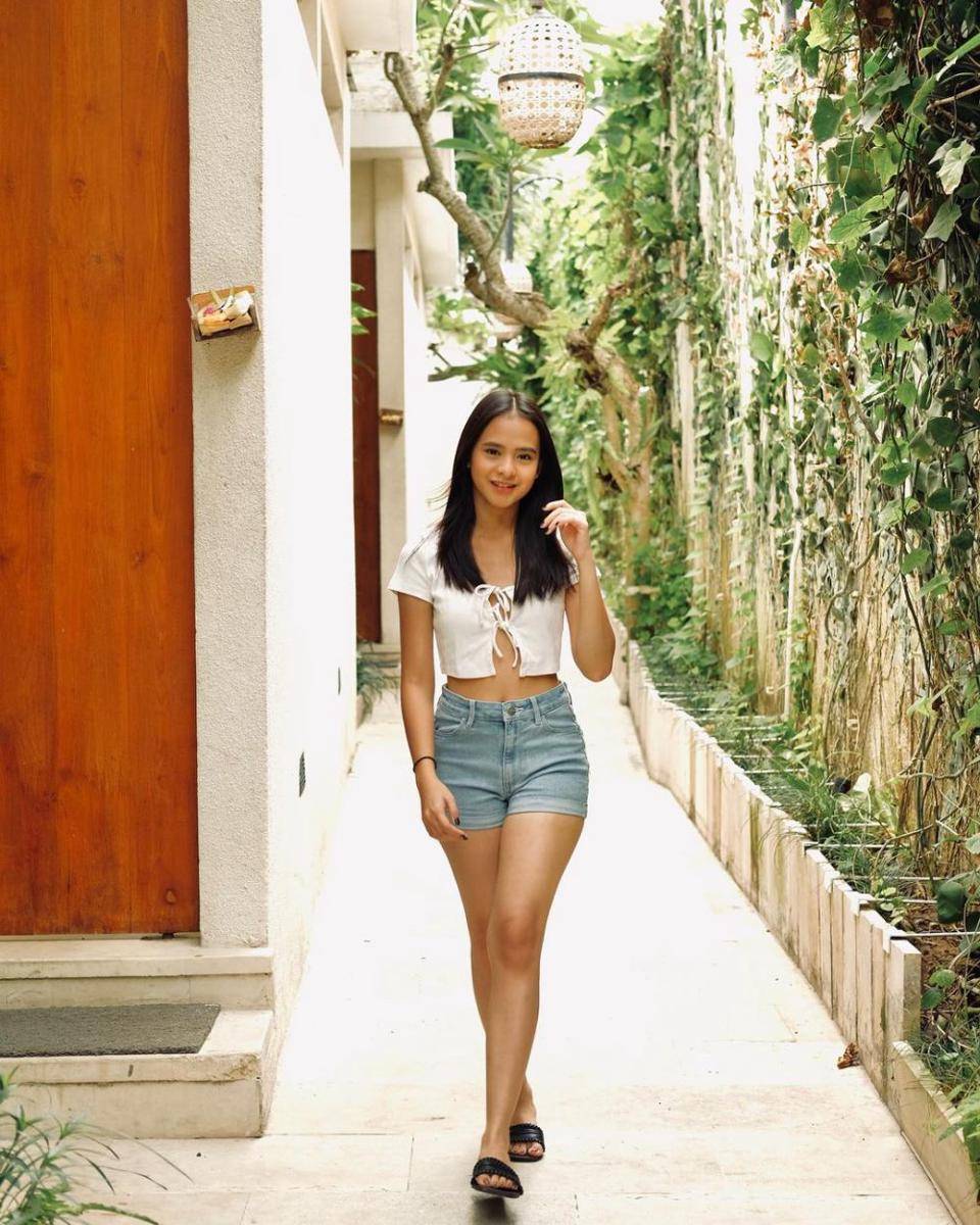 ide outfit liburan ala Cathy Fakandi (instagram.com/cathyfakandi)