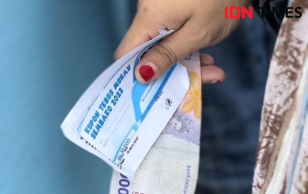 Warga antre membawa kupon tebus murah sembako. (IDN Times/Teri).
