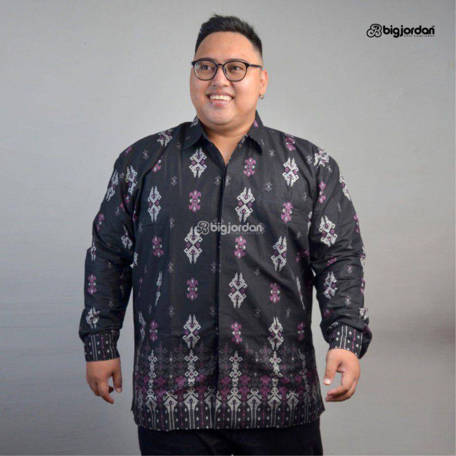 ilustrasi pria memakai batik (tokopedia.com)
