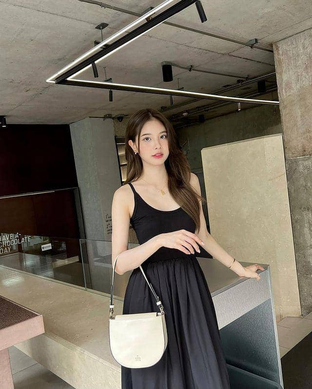OOTD nuansa hitam ala Ice Chawanya (instagram.com/iicechawan)
