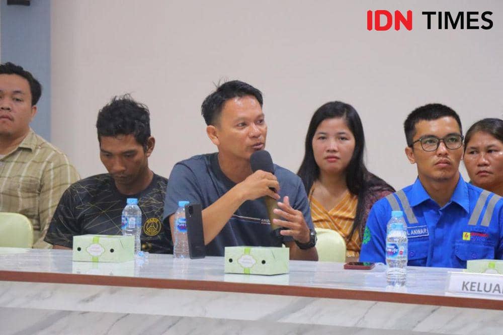 Keluarga korban mendengarkan polisi bacakan hasil forensik di Polres Sintang. (IDN Times/Polres Sintang).