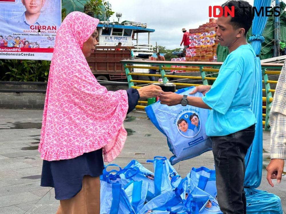 Emak-emak antre untuk tebus sembako murah di Waterfront Pontianak. (IDN Times/Teri).