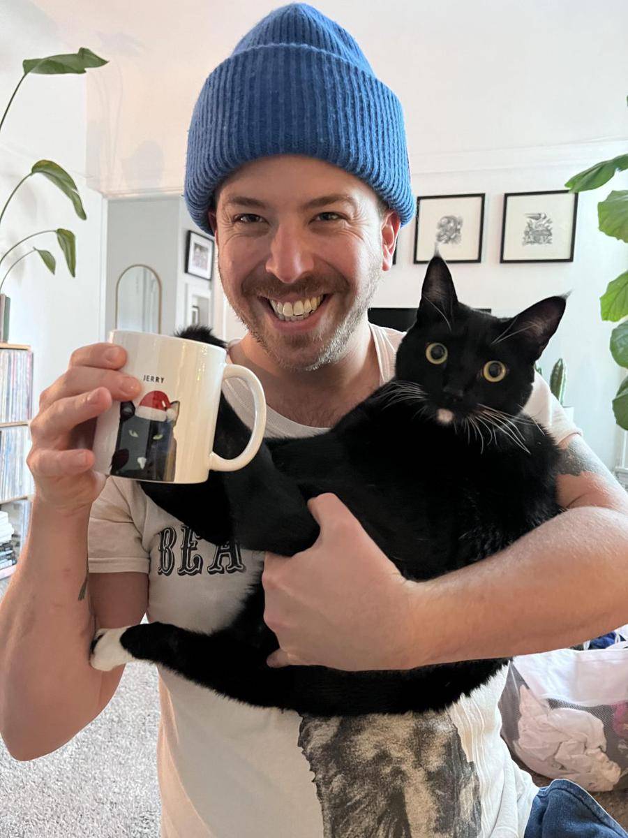 foto lucu kucing dengan mug gambar wajahnya (reddit.com/user/hearstheissue)