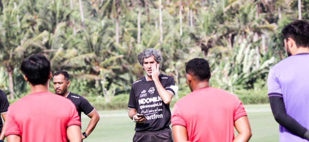 Pelatih Bali United, Stefano Cugurra berikan arahan ke para pemain. (baliutd.com)