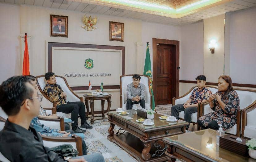 2 Mahasiswa Jumpai Bobby Soal Rencana Bangun Industri Mobil Listrik