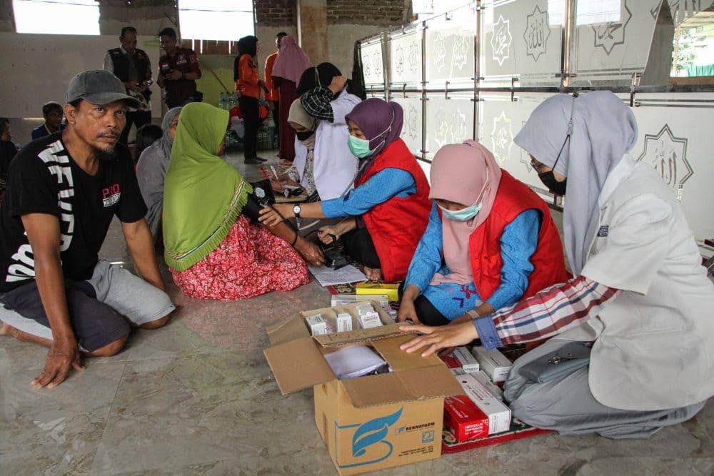 Tenaga medis memeriksa kesehatan warga terdampak banjir di tempat pengungsian, Masjid Al Muttaqin Perumnas Antang, Makassar, Sulawesi Selatan, Kamis (18/1/2024). (ANTARA FOTO/Arnas Padda)