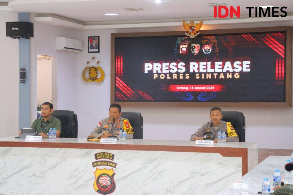 Kapolres Sintang, AKBP Dwi Prasetyo Wibowo (tengah). (IDN Times/Polres Sintang).