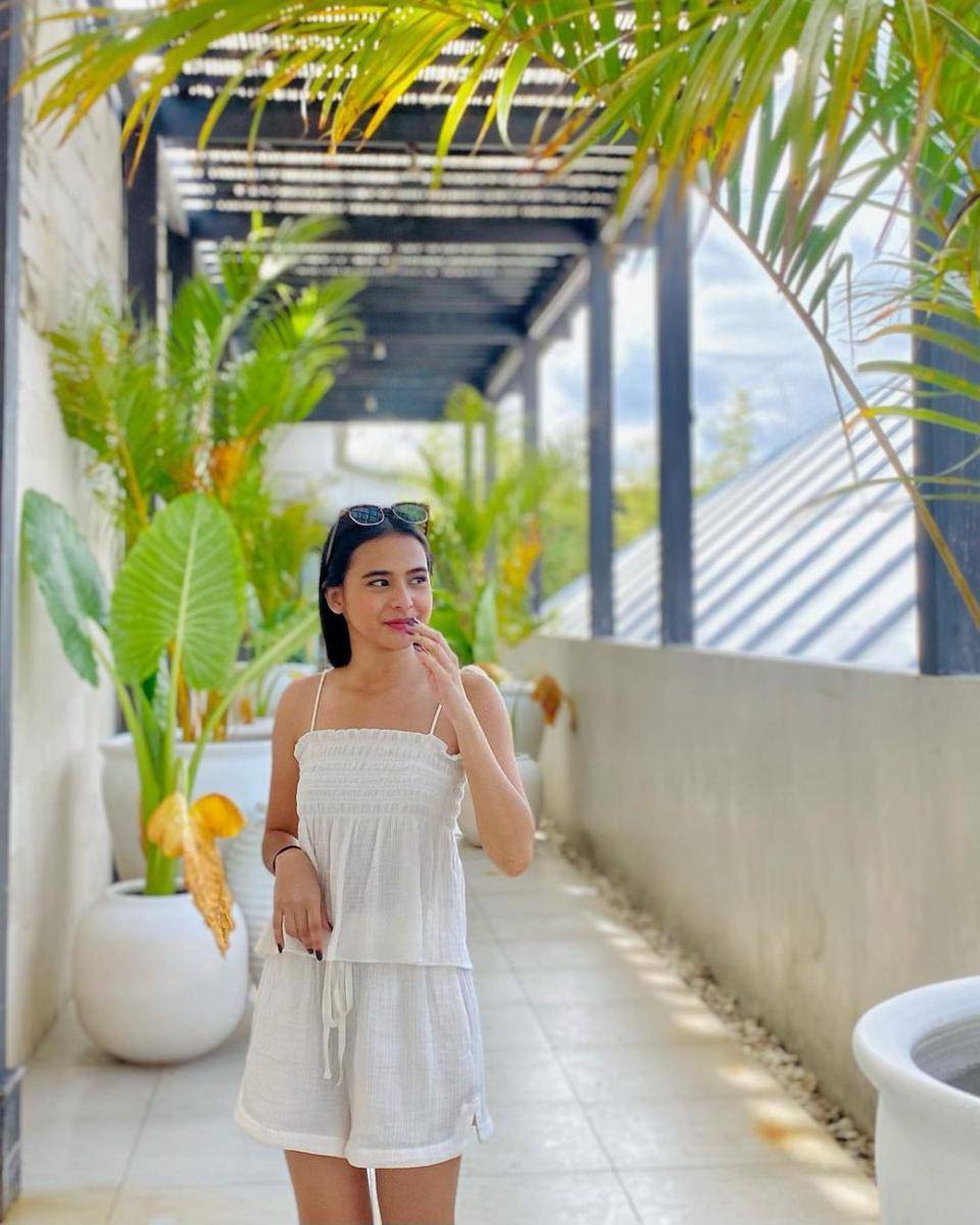 ide outfit liburan ala Cathy Fakandi (instagram.com/cathyfakandi)
