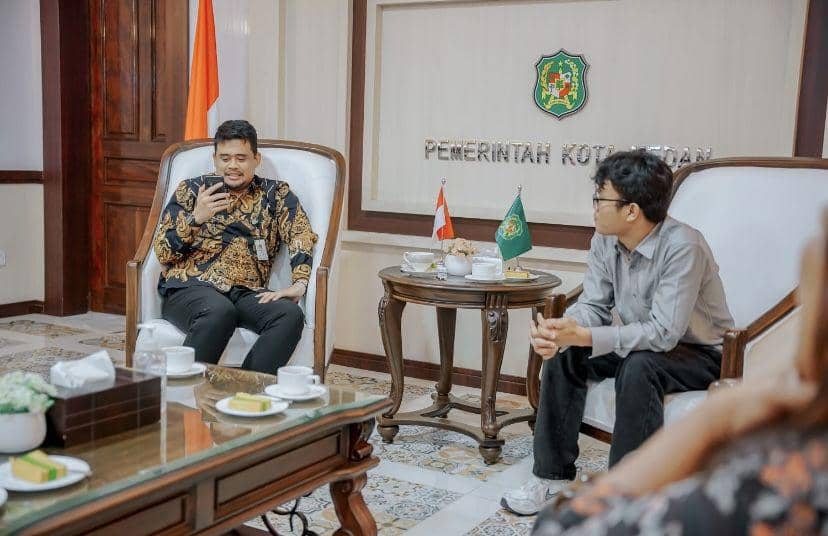 Dua mahasiswa asal Sumut melakukan audiensi bersama Wali Kota Medan Bobby Nasution (Dok. Diskominfo)