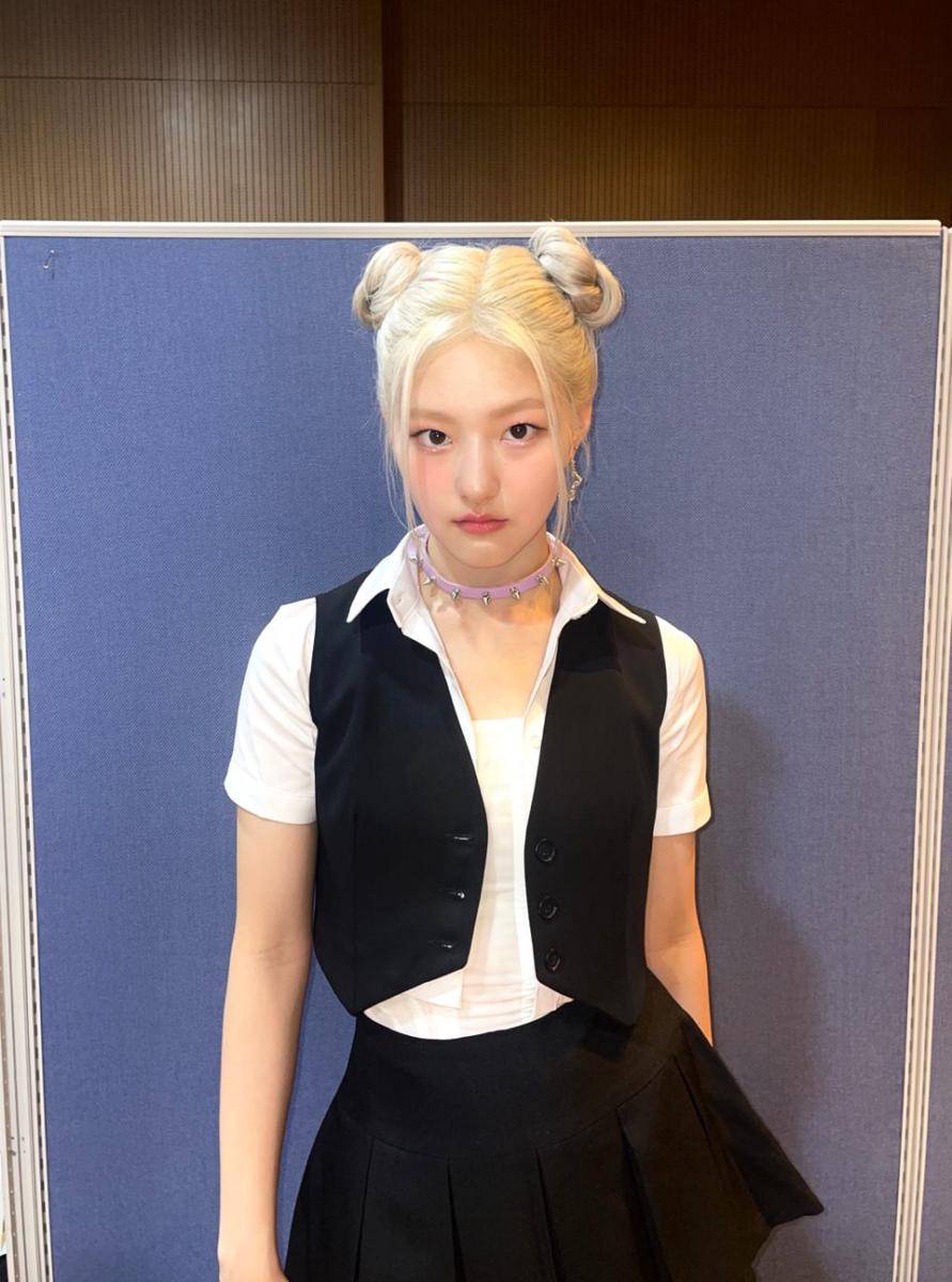 OOTD Mini Pleated Skirt ala Haneul KISS OF LIFE (twitter.com/KISSOFLIFE_S2)