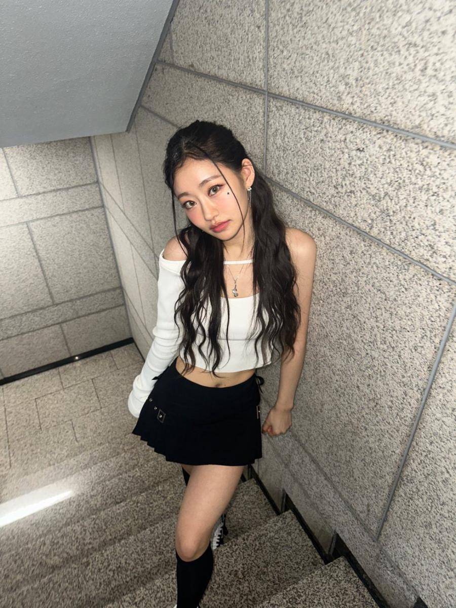 OOTD Mini Pleated Skirt ala Julie KISS OF LIFE (twitter.com/KISSOFLIFE_S2)