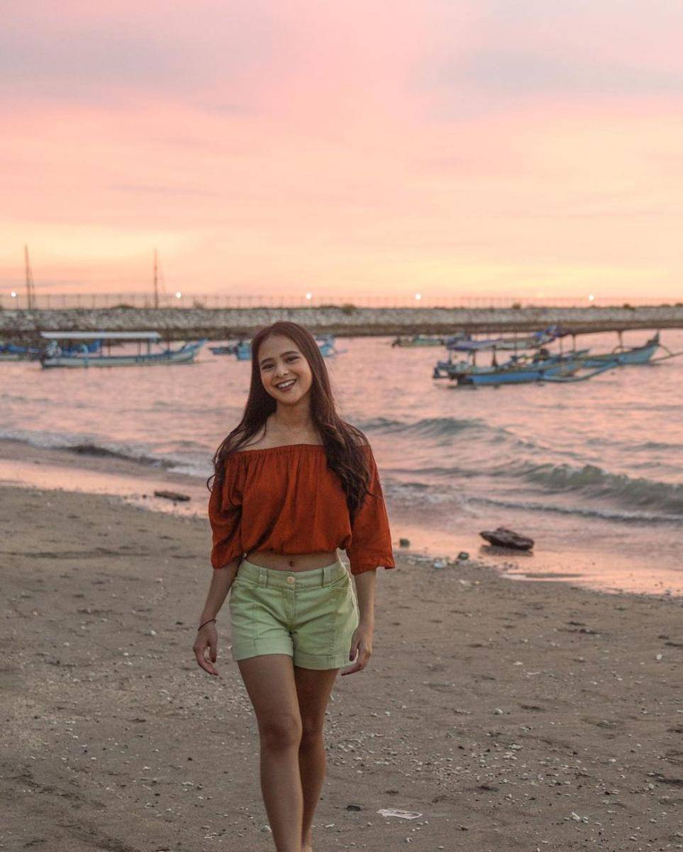 ide outfit liburan ala Cathy Fakandi (instagram.com/cathyfakandi)