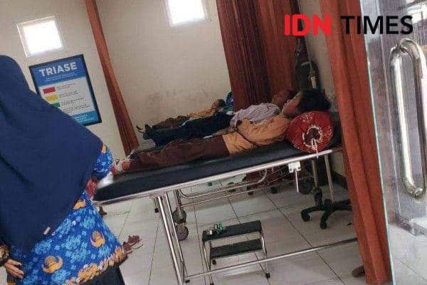 Siswa SDN 3 Ketapang Raya Keruak Lombok Timur yang keracunan dibawa ke Puskesmas. (IDN Times/Ruhaili)