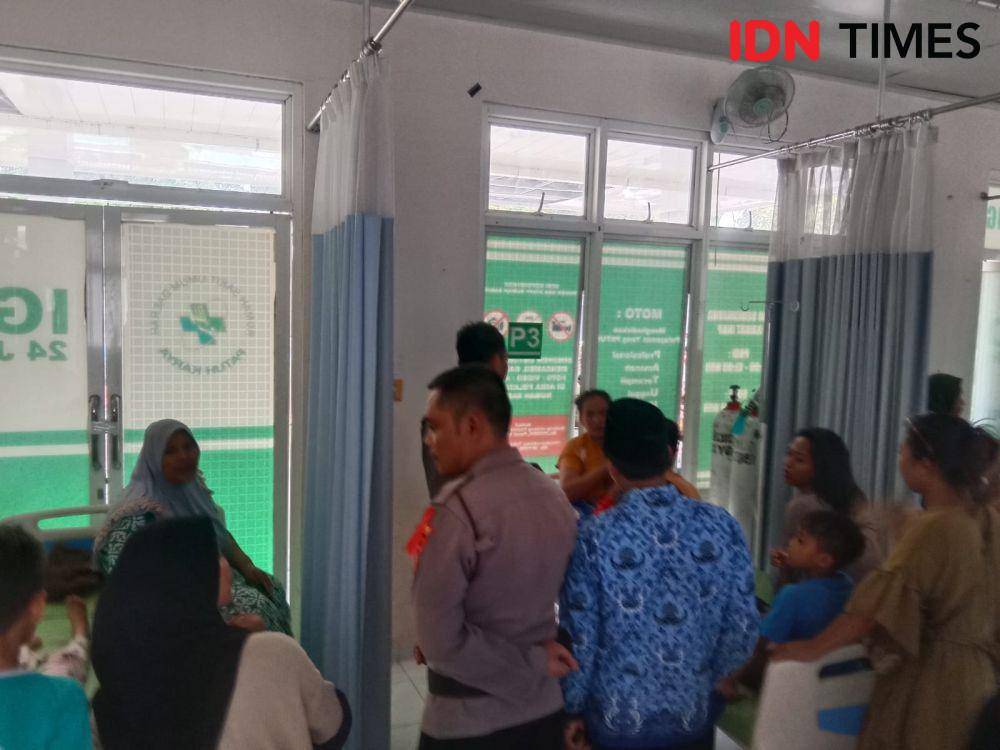 Siswa SDN 3 Ketapang Raya Keruak Lombok Timur yang keracunan dibawa ke Puskesmas. (IDN Times/Ruhaili)
