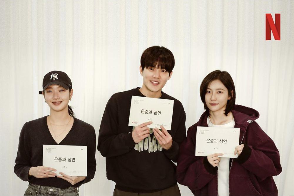 Kim Go Eun, Kim Gun Woo, dan Park Ji Hyun saat pembacaan naskah drakor Two Women (instagram.com/netflixkr)