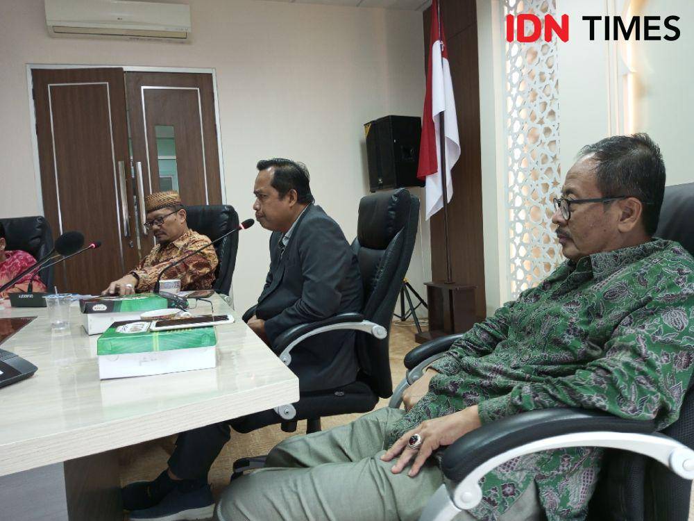 Profesor Ridwan (berjas) saat menjelaskan prodi umum di UIN Saizu, Kamis (18/1/2024).(IDN Times/Cokie Sutrisno).
