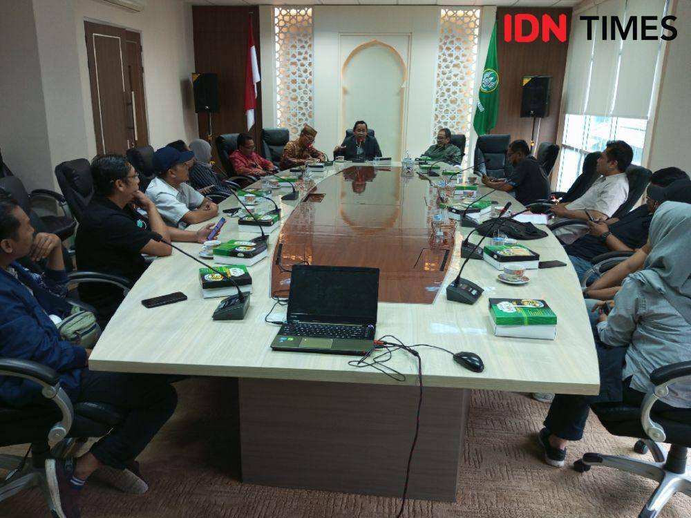 Rektor UIN Saizu Purwokerto, Ridwan didampingi para wakilnya saat berdialog dengan beberapa pekerja media, Kamis (18/1/2024).(IDN Times/Cokie Sutrisno).