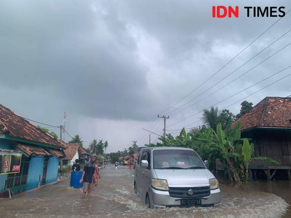 (Kondisi banjir di Kabupaten Musi Banyuasin menghambat sektor perekonomian warga) IDN Times/Yuliani
