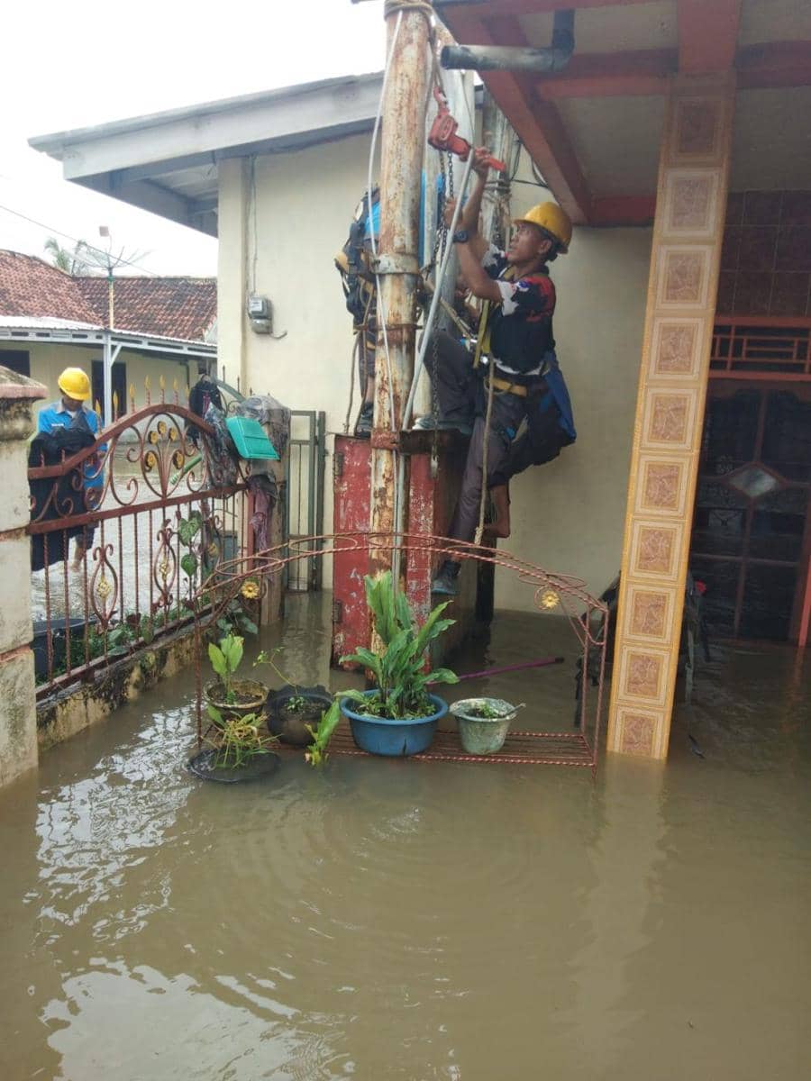 (Gardu PLN yang terendam banjir di ULP Sekayu Kabupaten Muba) IDN Times/istimewa