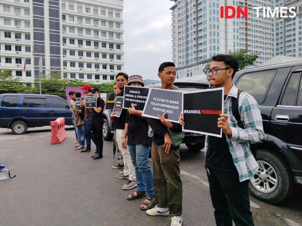 17 tahun aksi Kamisan, peserta konsisten membela korban kejahatan HAM dan membentangkan poster-poster di tengah Kota (IDN Times/Eko Agus Herianto)