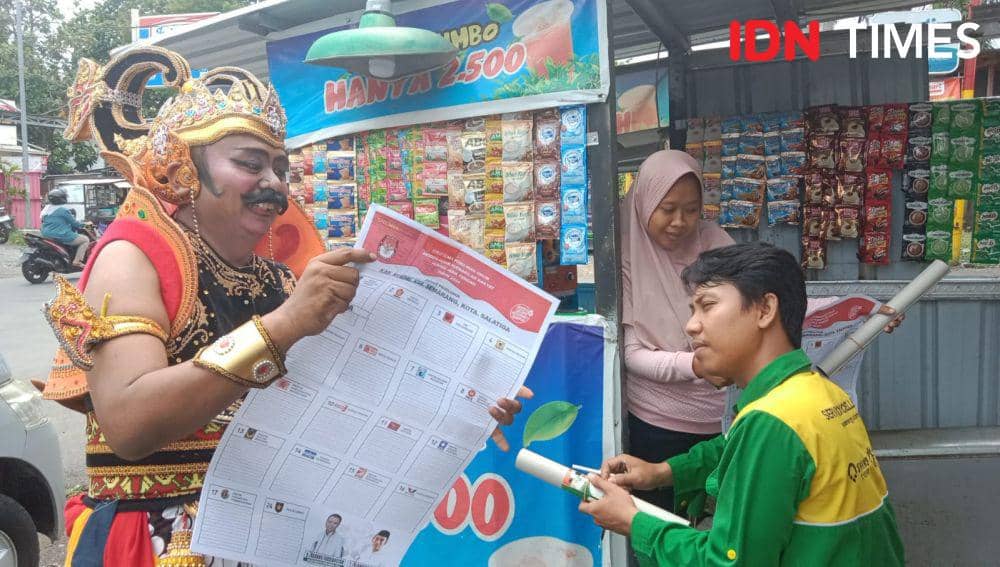 Nanang Fardiansyah juga menyapa penjual es dan ojol untuk menyosialisasikan pentingnya mencoblos surat suara saat tanggal 14 Februari nanti. (IDN Times/Fariz Fardianto)