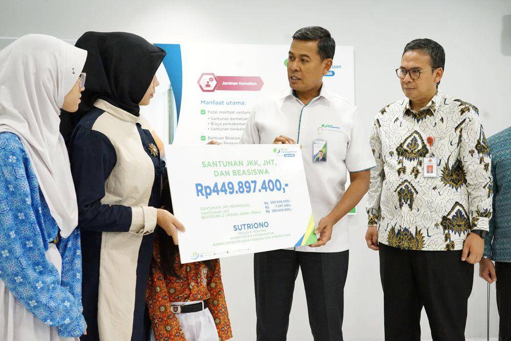 Penyerahan santunan kematian dan manfaat beasiswa anak sebesar Rp450 juta kepada keluarga dari karyawan Kemenko PMK. (Dok. BPJAMSOSTEK).