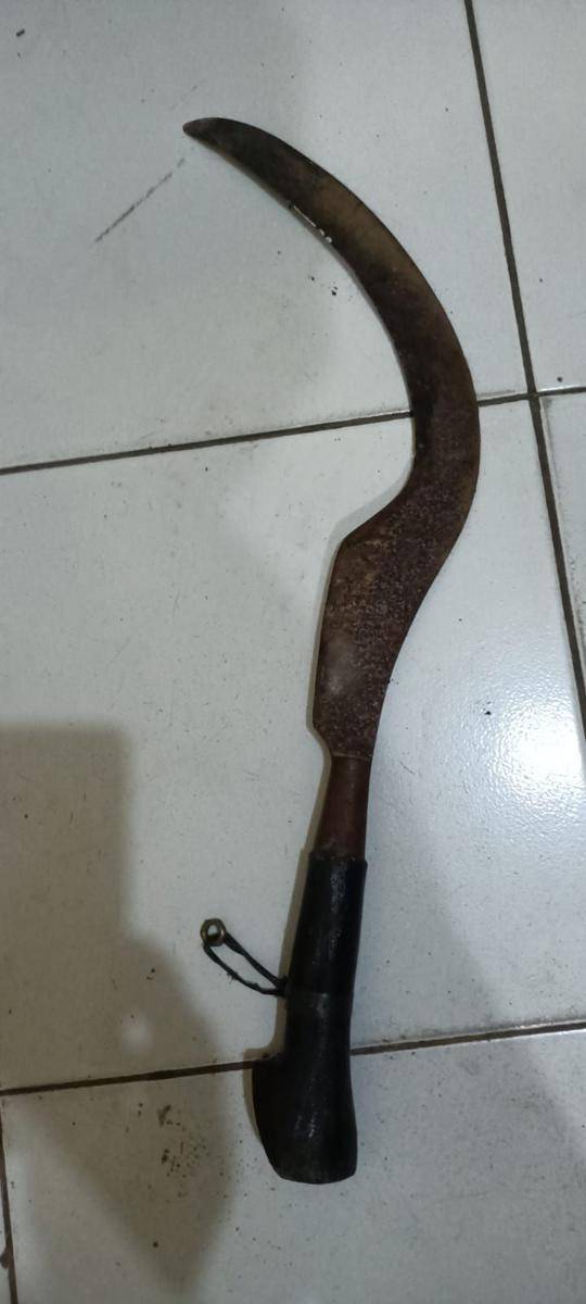 Celurit milik BM yang digunakan untuk menakuti warga. (Dok. Humas Polres Malang)