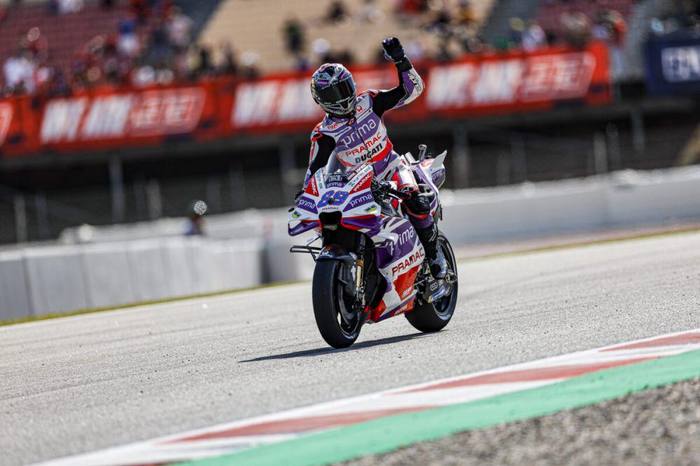 Jorge Martin melambaikan tangan selepas sprint race GP Catalunya 2023. (pramacracing.com)