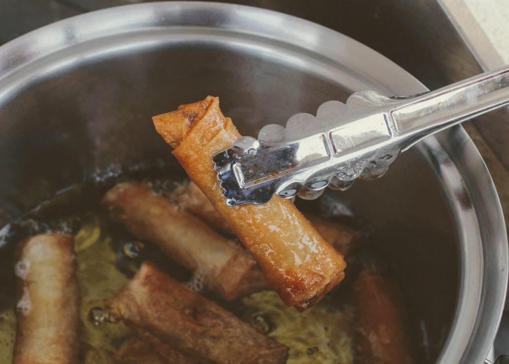 proses menggoreng lumpia (unsplash.com/Joshua Hoehne)