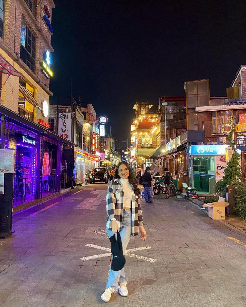 ide outfit liburan ala Cathy Fakandi (instagram.com/cathyfakandi)