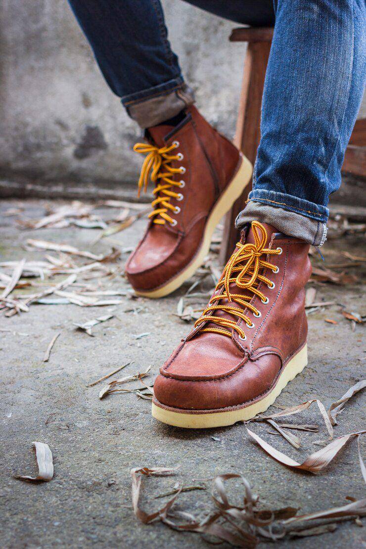 ilustrasi sepatu boots (freepik.com/jcomp)