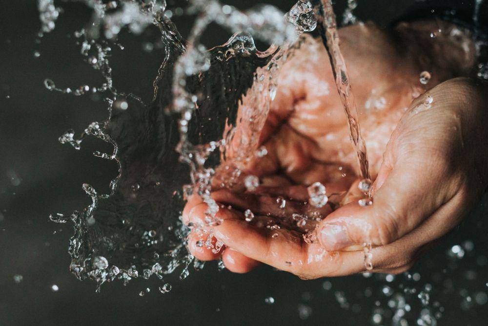 ilustrasi bersuci (unsplash.com/Nathan Dumlao)