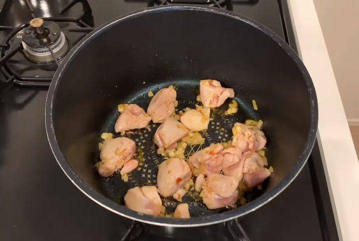 ilustrasi membuat sup ayam ala Jepang (YouTube.com/JAPANESE COOKING CHANNEL)