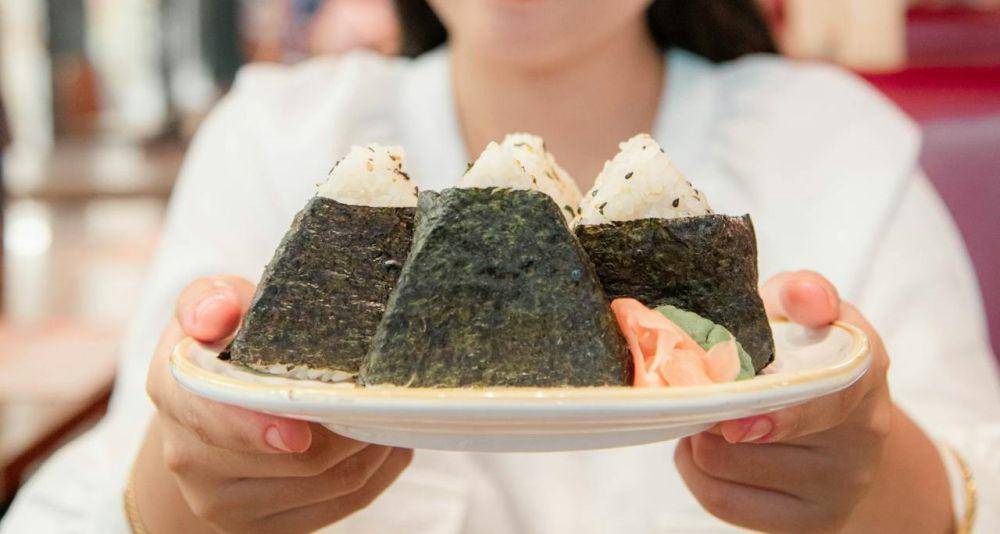ilustrasi bonito flakes onigiri (pexels.com/Christian Dala)