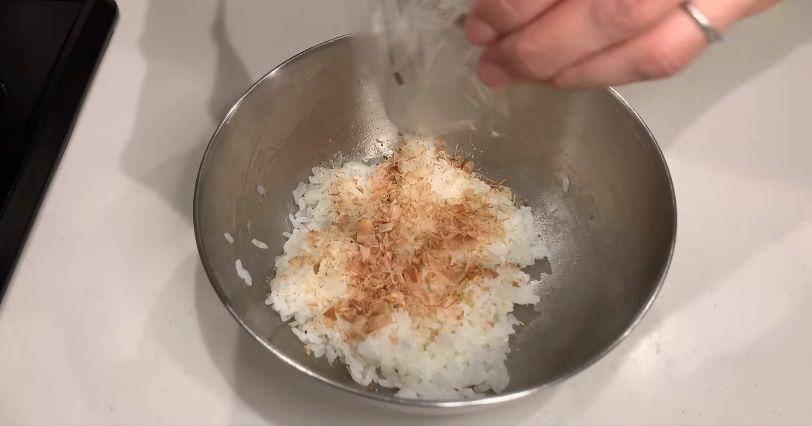 ilustrasi pembuatan bonito flakes onigiri (YouTube.com/JAPANESE COOKING CHANNEL)
