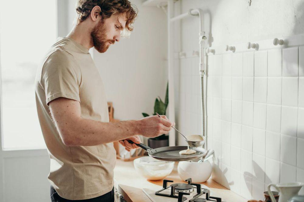 5 Alasan Cewek Bisa Suka Sama Cowok Jago Memasak