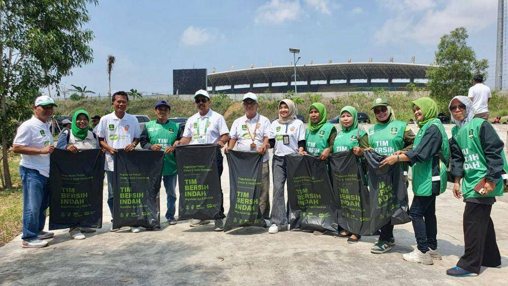 PT Pegadaian bersama Liga Indonesia Baru (LIB) turut memberikan kontribusi positif untuk lingkungan dan masyarakat melalui kegiatan ‘Behind Football Liga 2’ yang diadakan di Kota Gresik pada Jumat (12/1/2024). (dok. Pegadaian)