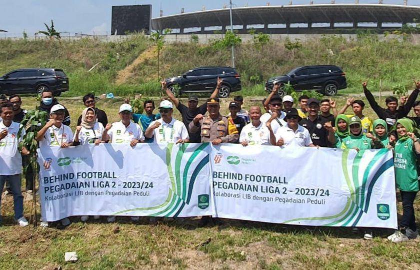 PT Pegadaian bersama Liga Indonesia Baru (LIB) turut memberikan kontribusi positif untuk lingkungan dan masyarakat melalui kegiatan ‘Behind Football Liga 2’ yang diadakan di Kota Gresik pada Jumat (12/1/2024). (dok. Pegadaian)