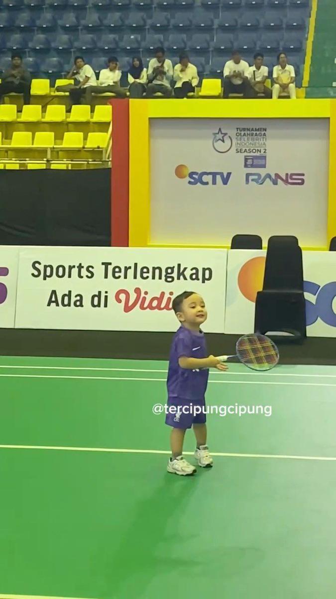 potret Cipung main badminton di TOSI (instagram.com/tercipungcipung)