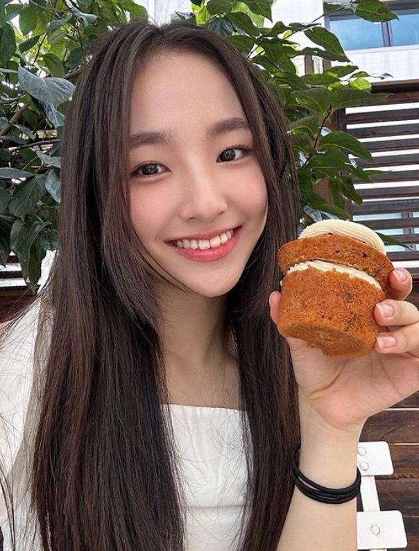 potret member UNIS Bang Yunha (instagram.com/sbs_universeticket_official)