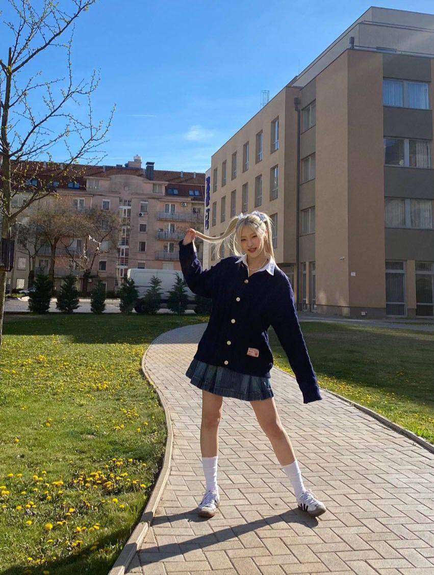 OOTD Mini Pleated Skirt ala Haneul KISS OF LIFE (twitter.com/KISSOFLIFE_S2)