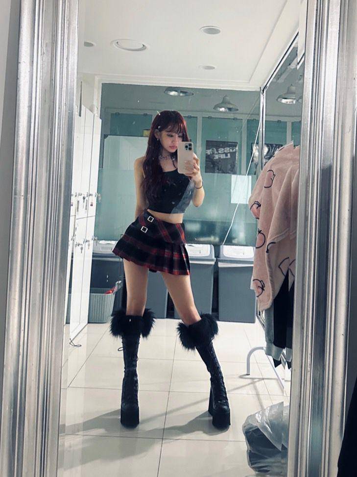 OOTD Mini Pleated Skirt ala Julie KISS OF LIFE (twitter.com/KISSOFLIFE_S2)