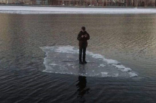 potret aksi kocak orang beraktivitas di salju dan es (instagram.com/disturbingzone)